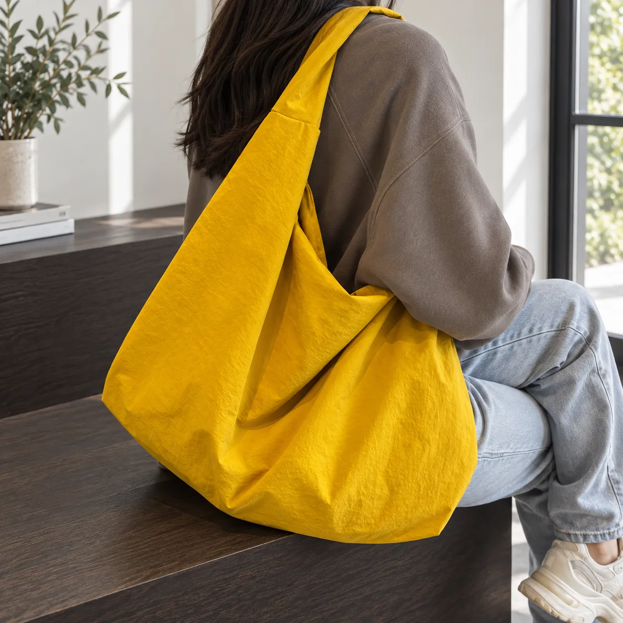Maren tote side view when seated