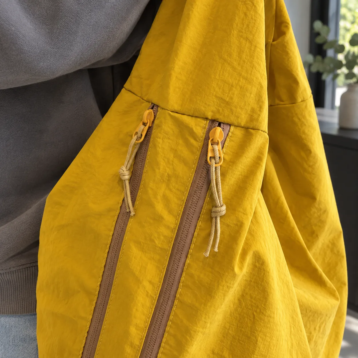 Maren tote twin zipper and cord-pull detail
